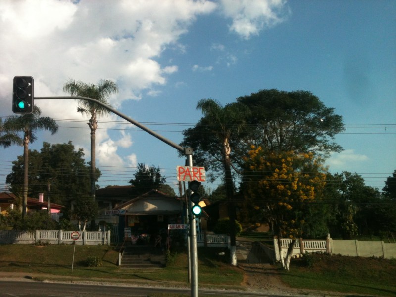 Placa de "Pare" no Ecoville/CIC. Foto de Tarso Cabral Violin (via iPhone)