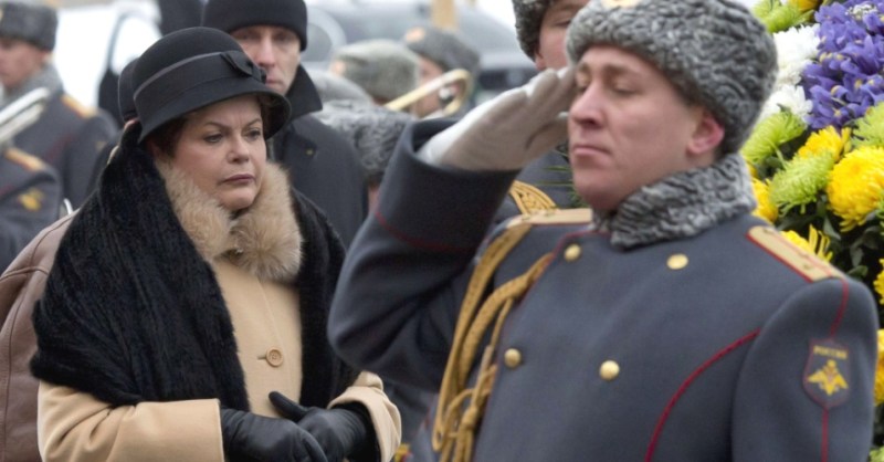 14dez2012-a-presidente-dilma-rousseff-participa-de-cerimonia-na-tumba-do-soldado-desconhecido-em-frente-ao-kremlin-em-moscou-1355483050500_956x500