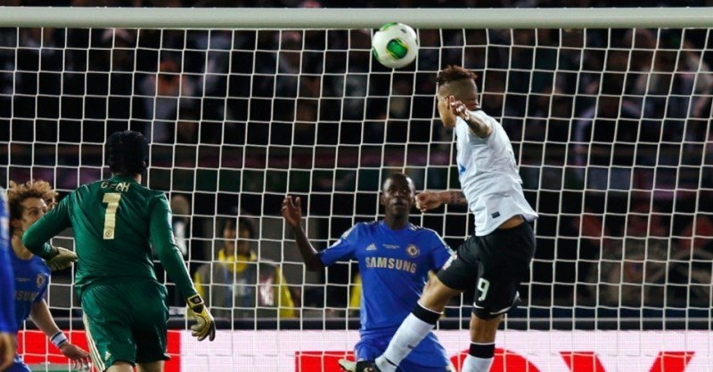 16dez2012-atacante-guerrero-do-corinthians-cabeceia-para-abrir-o-placar-para-o-corinthians-1