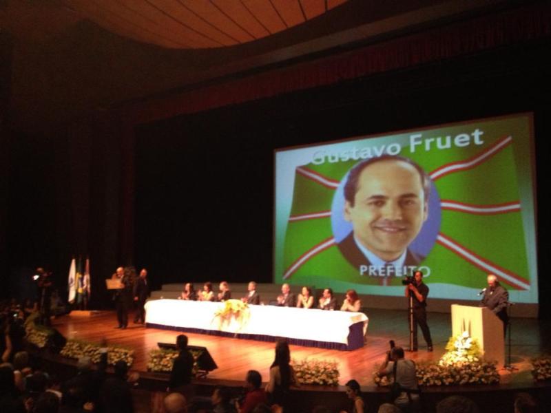 Gustavo Fruet sendo diplomado. Foto de Tarso Cabral Violin