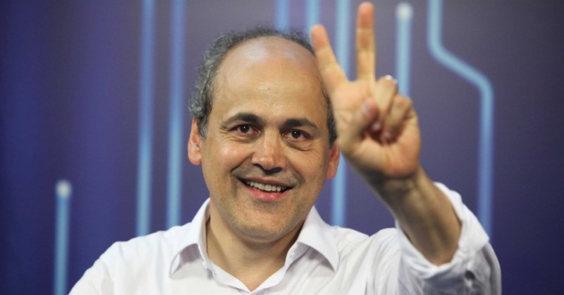 7out2012---o-candidato-a-prefeitura-de-curitiba-pr-pelo-pdt-gustavo-fruet-faz-sinal-de-vitoria-durante-comemoracao-de-sua-passagem-para-o-segundo-turno-na-sede-do-tre-tribunal-regional-1349655014130_956x500