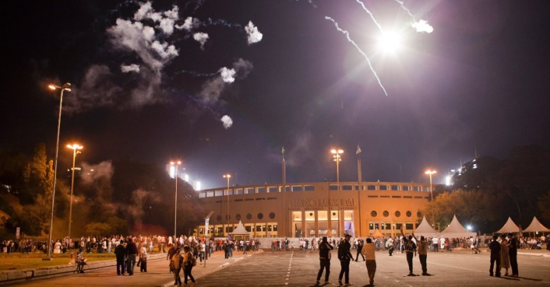 torcedores-do-corinthians-soltam-fogos-de-artificio-na-praca-charles-miller-em-frente-ao-estadio-do-pacaembu-1341440784091_956x500