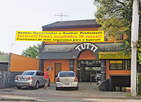 Faixa de protesto depois do 39º assalto sofrido pela Panificadora Tutti (Barreirinha)
