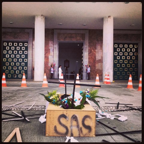 Caixão na frente da sede do governo Beto Richa. Foto de Tarso Cabral Violin