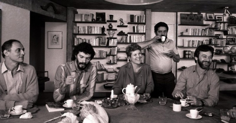 Em 1985, Sócrates posa ao lado de Eduardo Suplicy, Marta Suplicy e Adílson Monteiro Alves na casa do então candidato a prefeito de São Paulo Luis Inácio Lula da Silva Mário Leite/Folhapress