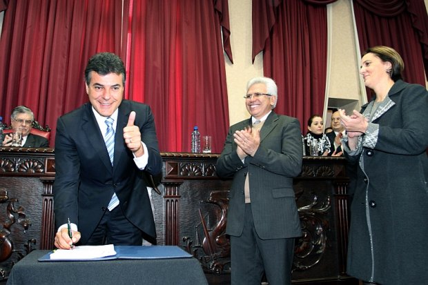Beto Richa quando assinou a criação da Defensoria Pública no Paraná. Para "inglês ver".