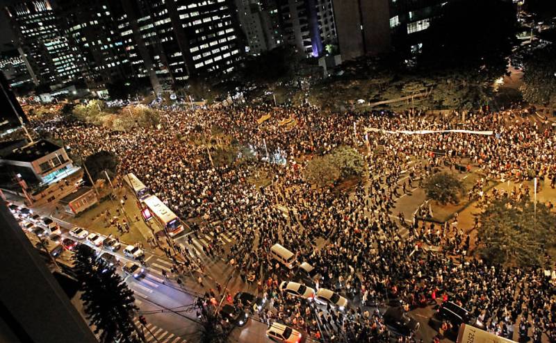 Manifestações em São Paulo, que acabaram no Palácio do Governo Geraldo Alckmin (PSDB). Foto da Folha de S. Paulo