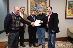 Membros da Comissão Especial entrega relatório final ao presidente do Legislativo, deputado Valdir Rossoni. / Foto: Nani Gois/Alep (crédito obrigatório)