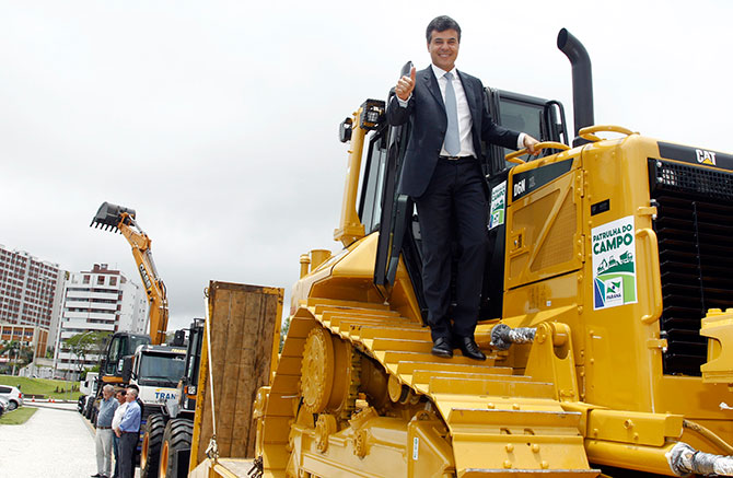 Beto Richa trator escavadeira