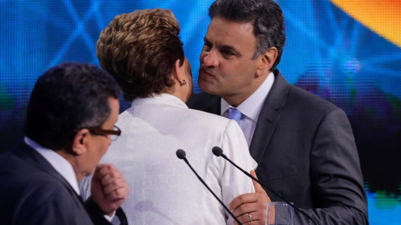 14out2014---dilma-rousseff-pt-e-aecio-neves-psdb-se-cumprimentam-antes-do-debate-da-band-o-primeiro-entre-os-presidenciaveis-que-concorrem-no-segundo-turno-das-eleicoes-presidenciais-na-1413338717715_1920x1080