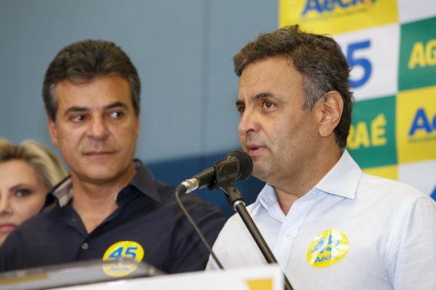 Os censuradosres Beto Richa e Aécio Neves, hoje em Curitiba. Há denúncias de que servidores comissionados foram liberados mais cendo, em horário de trabalho, para aplaudirem Aécio em bairro nobre de Curitiba. Foto de Henry Milleo/Agência de Notícias Gazeta do Povo