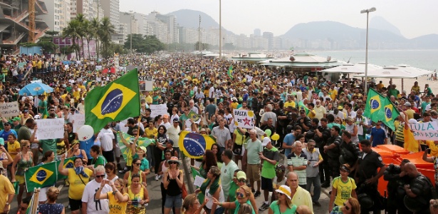 15mar2015---manifestantes-se-reunem-na-na-praia-de-copacabana-no-rio-de-janeiro-onde-acontece-o-protesto-de-15-de-marco-diversas-cidades-do-pais-recebem-neste-domingo-15-manifestacoes-organizadas-1426424685014_615x300