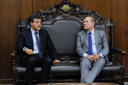 Pauta: presidente do Senado, Renan Calheiros (PMDB-AL) (D) recebe o governador do Paraná, Beto Richa (E).