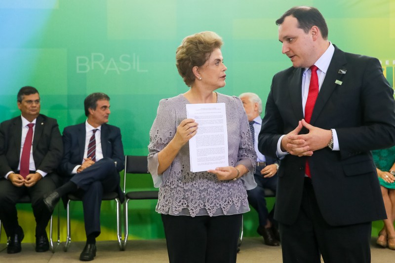 O advogado e professor de Direito Administrativo, Tarso Cabral Violin, autor do Blog do Tarso, entrega para Dilma o manifesto dos advogados e advogadas do Paraná contrários à posição da OAB-PR e OAB pelo Impeachment, pois sem crime de responsabilidade, isso é um golpe. Foto Roberto Stuckert Filho/PR